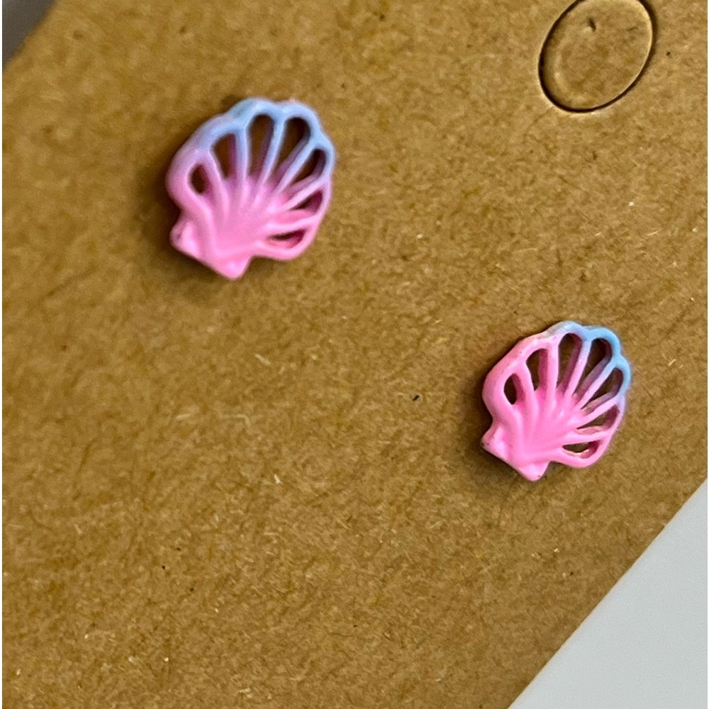 Pink and blue clam stud earrings - Picture 3 of 3
